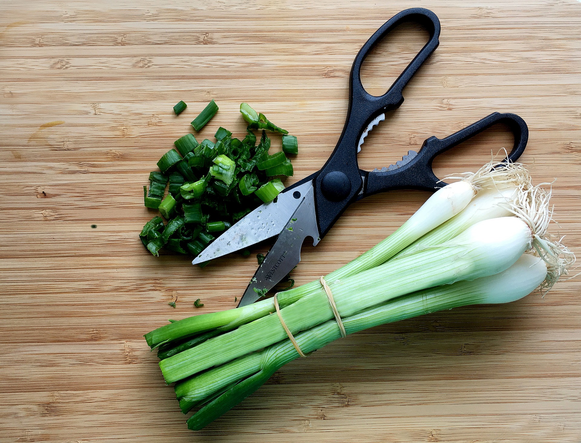Read more about the article How To Sharpen Kitchen Shears And Scissors At Home